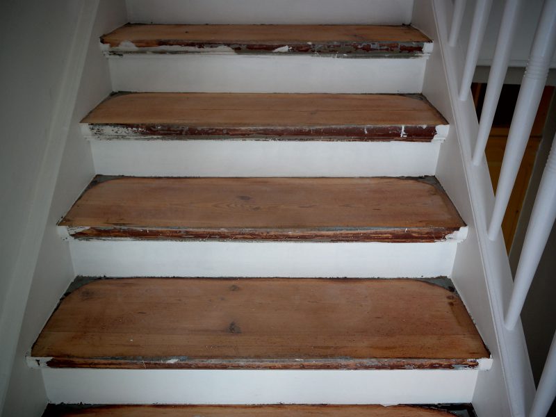 Alte Holztreppe teilweise geschliffen