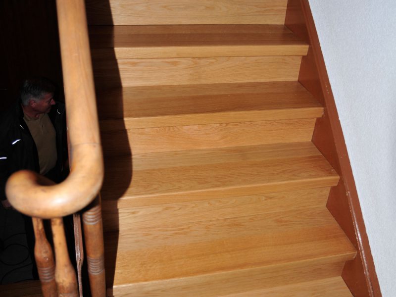 Alte Treppe mit Parkett belegt