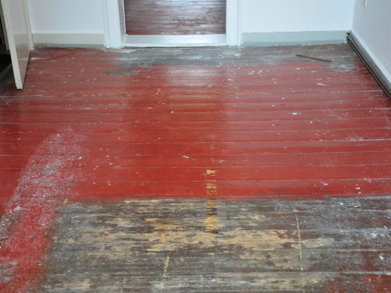 Aufarbeiten alter Dielen unter roter Farbe