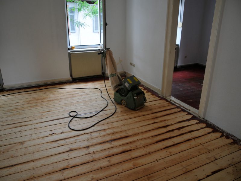 Aufarbeiten alter Dielen unter roter Farbe