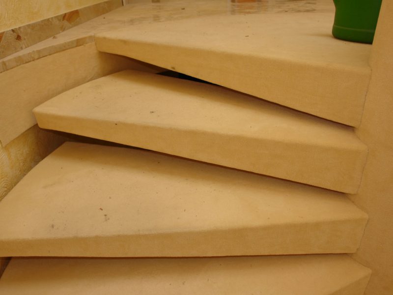 Belegen einer Betontreppe mit Mosaikparkett