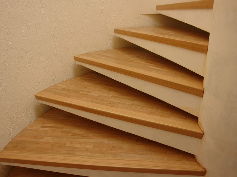 Belegen einer Betontreppe mit Mosaikparkett