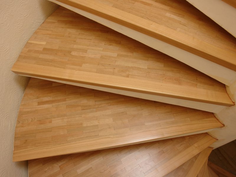Belegen einer Betontreppe mit Mosaikparkett
