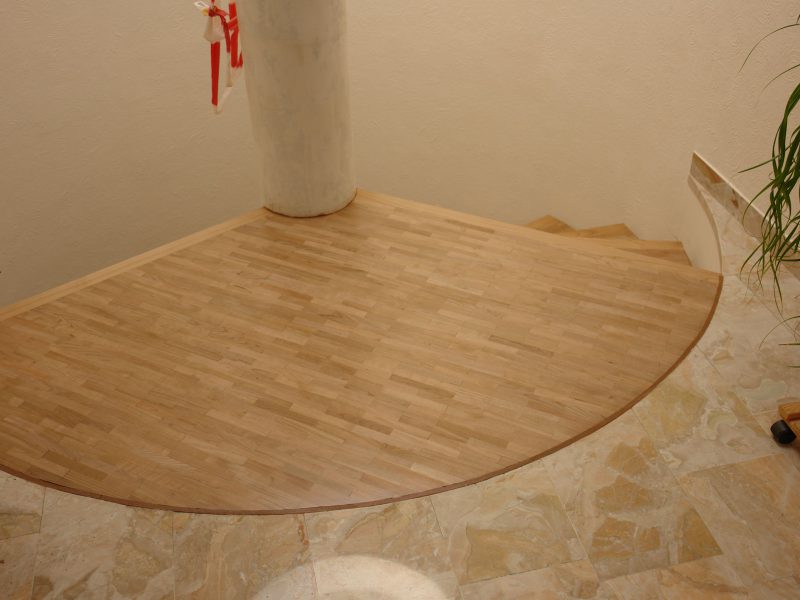 Belegen einer Betontreppe mit Mosaikparkett