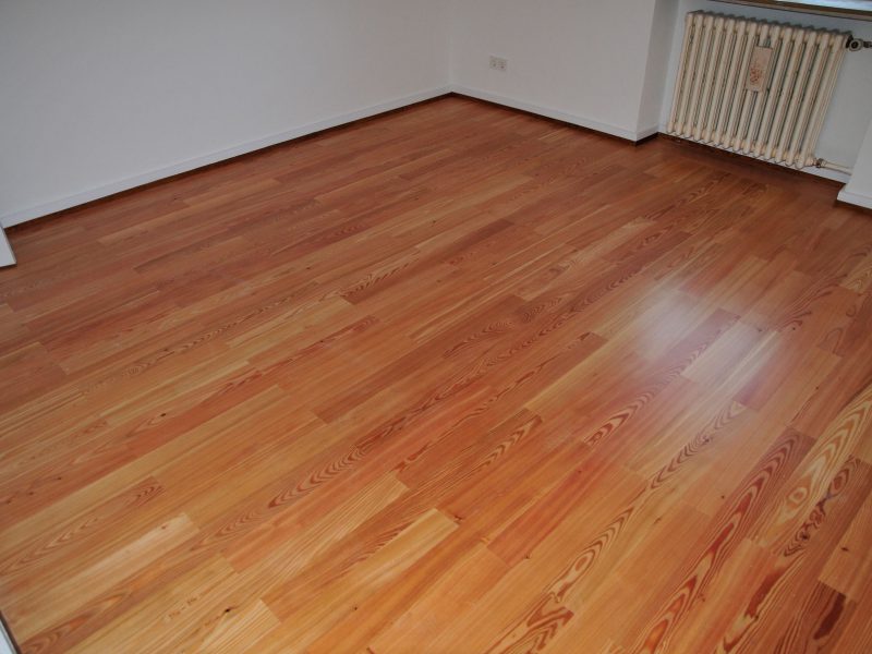 Pitch Pine Dielen auf Holzlagern verschraubt in Jugendstilvilla
